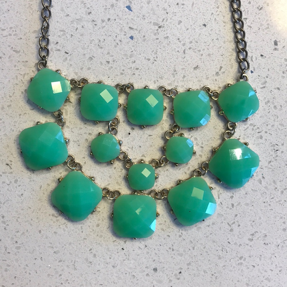 Green statement necklace - Picture 2 of 3